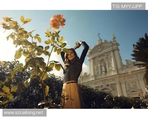 足球明星女友携手海风沙滩度假享受浪漫时光与阳光海浪相伴